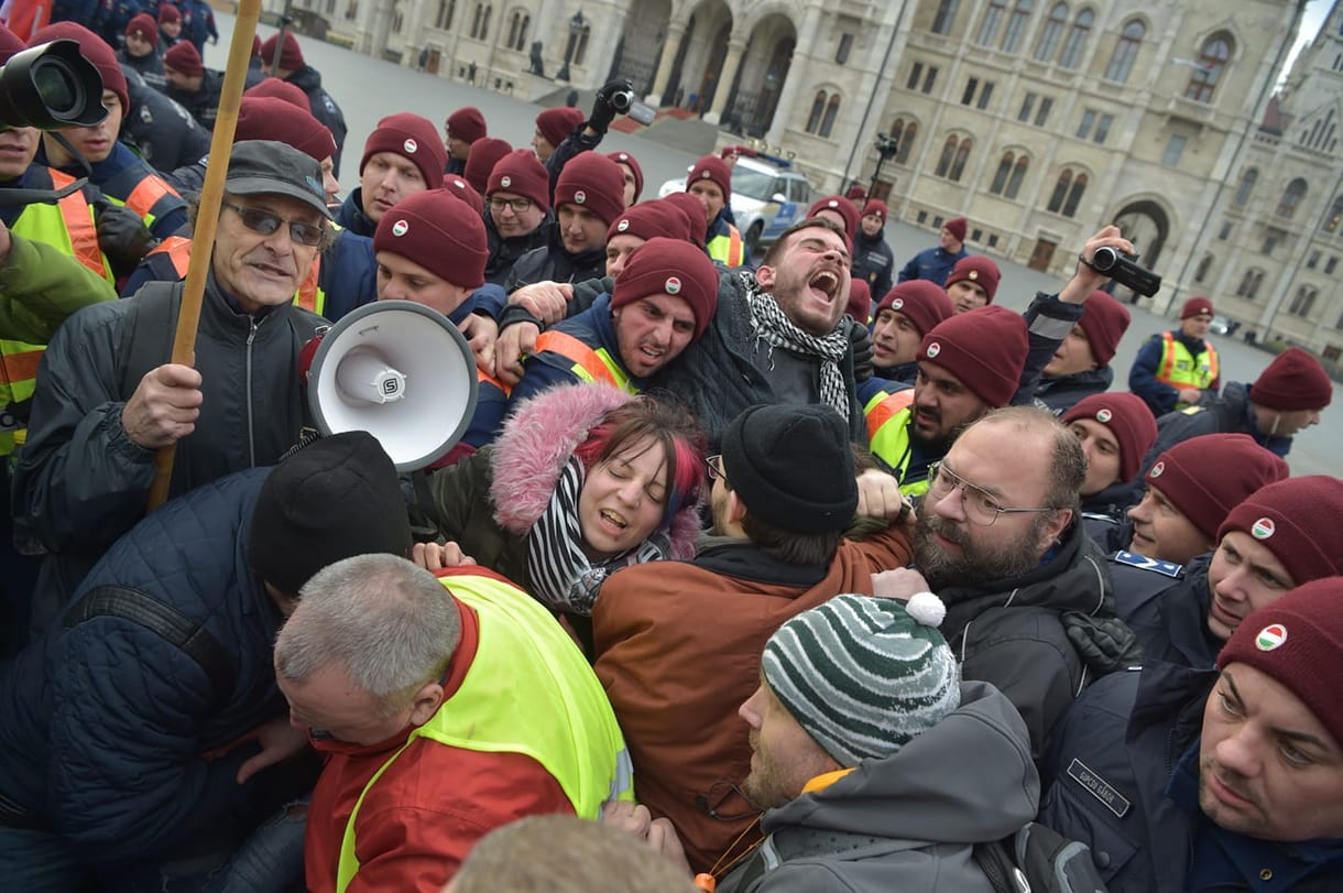 A rendőrök feladták a védvonalat, a tüntetők bejutottak a Kossuth térre