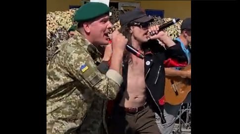 Titkos koncertet adott a Gogol Bordello az ukrán katonáknak a fronton