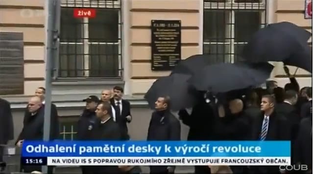 Videó: Tojással dobták meg Ádert Prágában