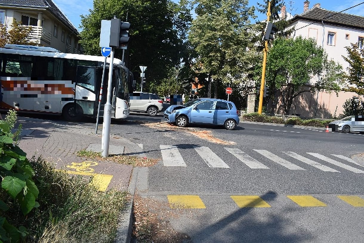 Mobilozás közben busznak hajtott egy autós Győrben
