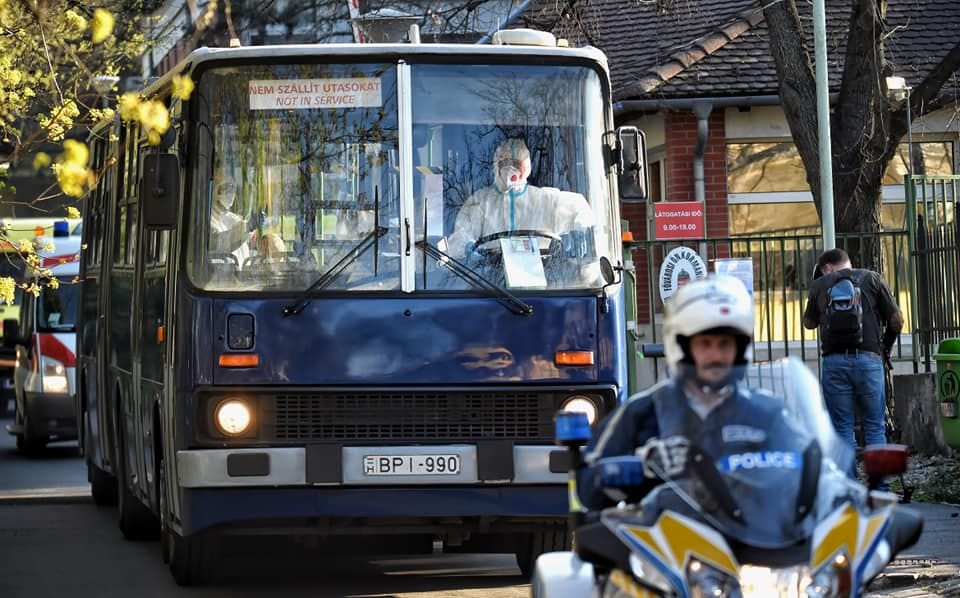 Busszal és mentővel vitték el a koronavírusos betegeket a Pesti úti otthonból