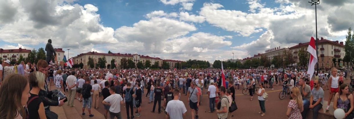 Lukasenka egyszerre puhul és keménykedik