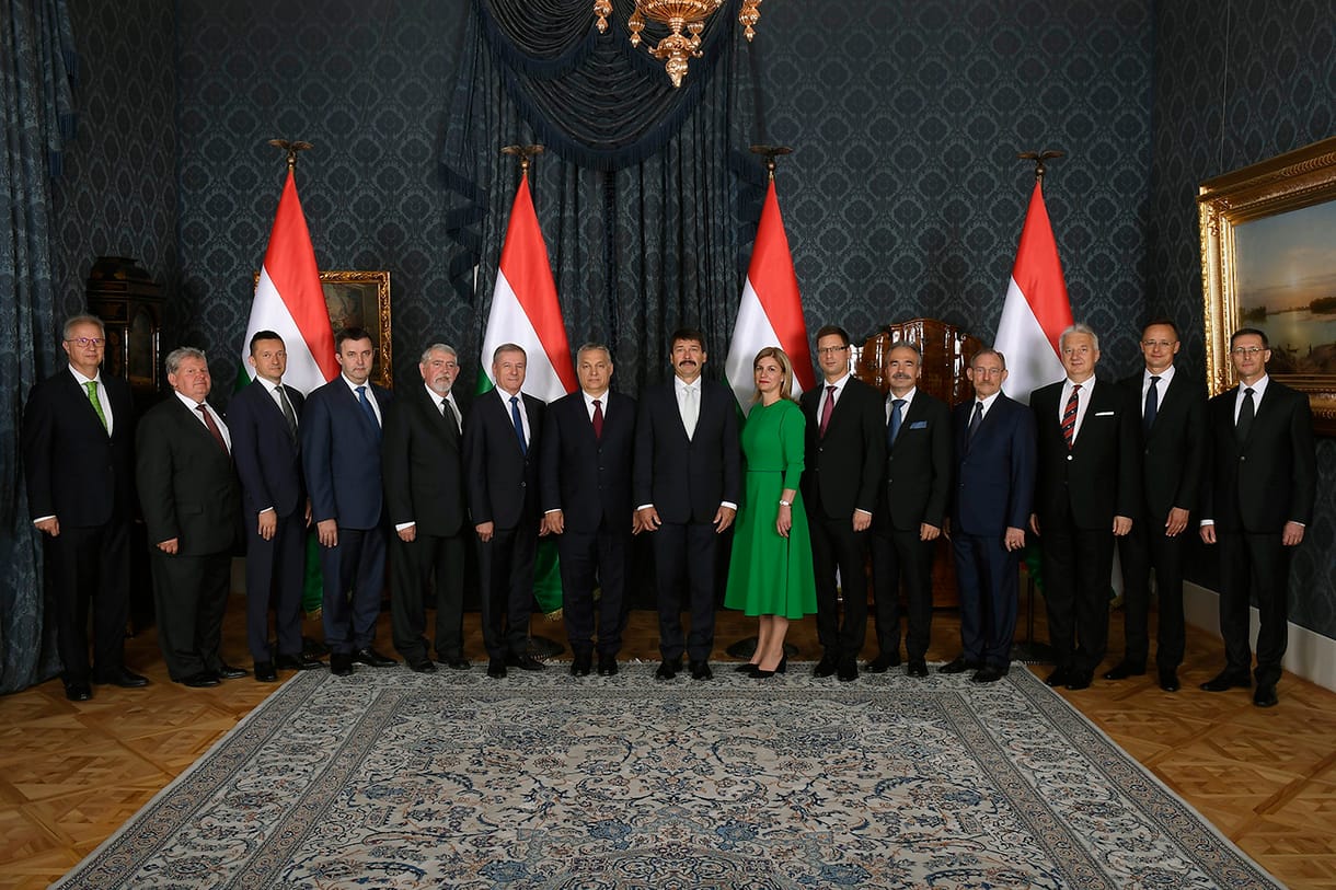Jól meghízott Orbán kormányapparátusa, sok pénzünk van benne