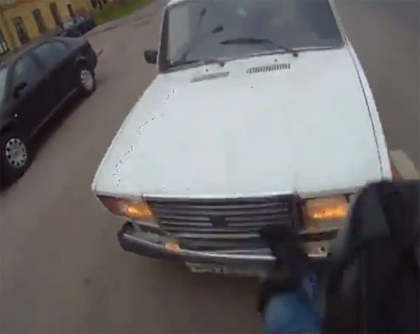 Ilyen, amikor támadásba lendül egy felbőszült motoros - videó