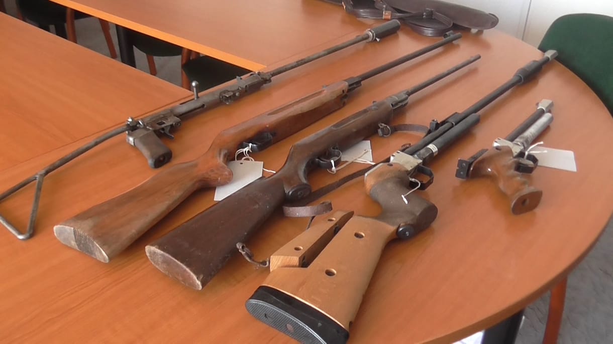 Kisebb fegyverarzenált tartott lakásán a cserbenhagyásos gázoló