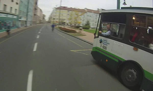 Fotó: így mutatott be egy szegedi trolivezető egy biciklisnek