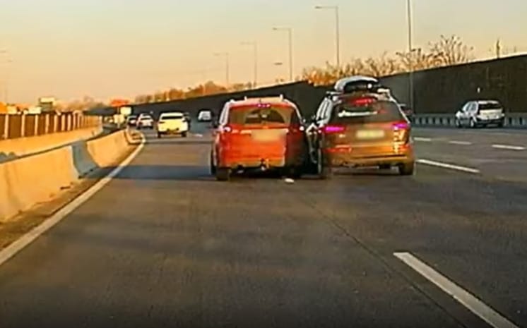 Így lesz balesetveszély egy közúti számonkérésből - videó