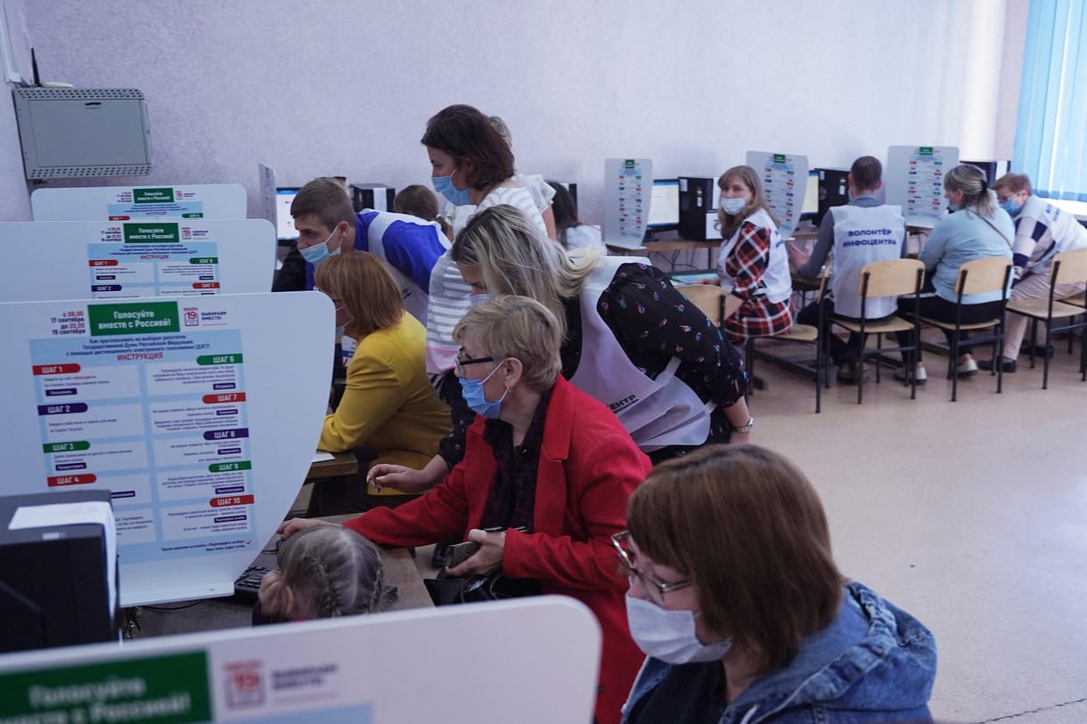 Lakást vagy autót is kaphat, aki Oroszországban szavaz, miközben több száz busszal szállítják külföldről az embereket szavazni 