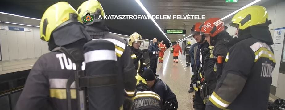 Kritikus állapotban van a metró elé esett kerekesszékes férfi