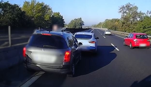 Megállította az M3-as belső sávját egy autós, hogy számon kérjen valamit - videó