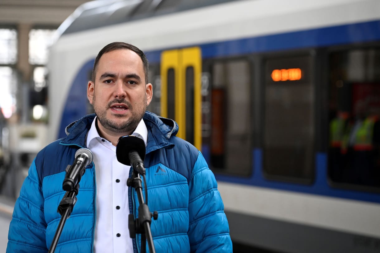 A MÁV vezére bejelentette: az utasoknak tetszik, hogy tisztábbak a vonatok