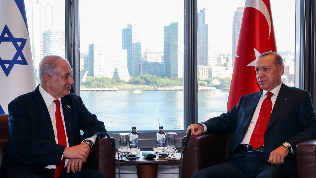 Beteg elméjű, mániákus, pszichopata, vérrel táplálkozó vámpírnak nevezte Erdogan az izraeli elnököt