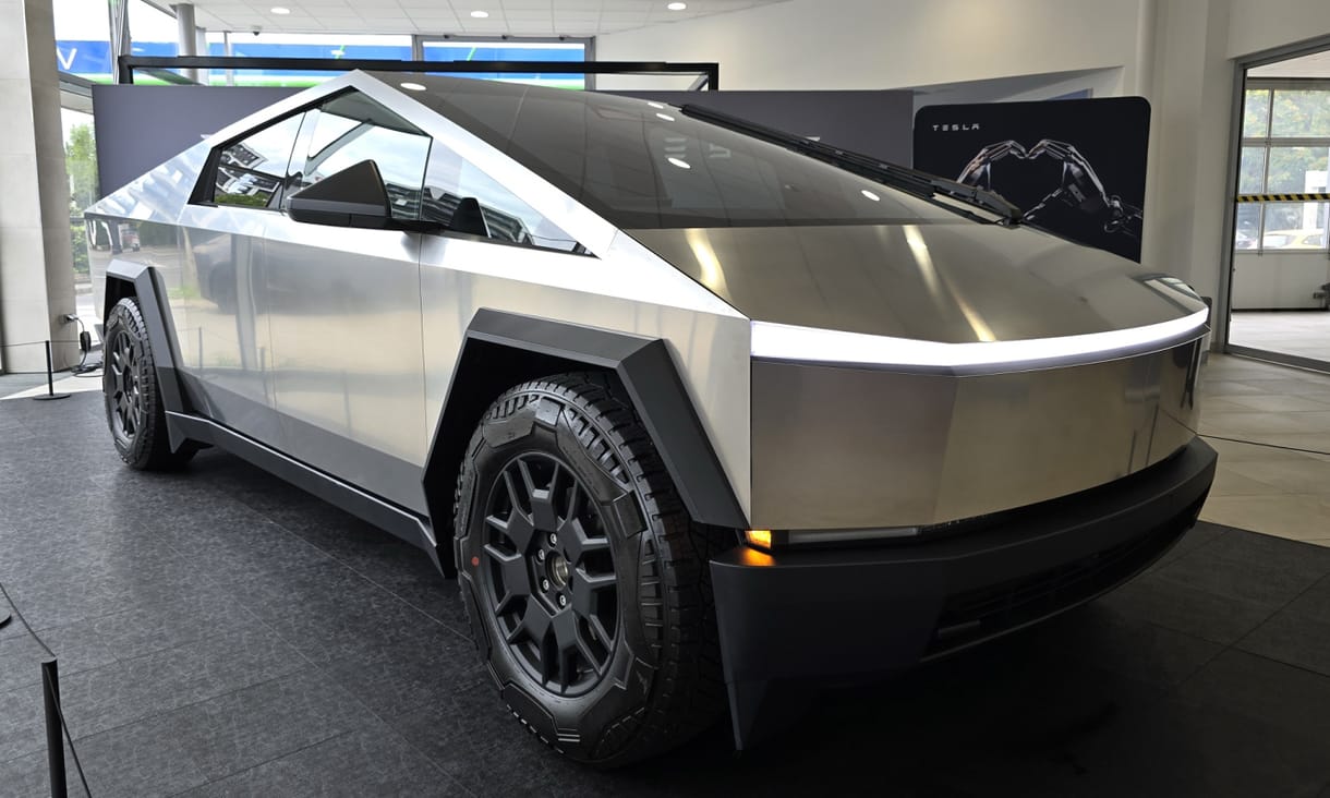 Három ember meghalt, amikor ütközött és kigyulladt egy Tesla Cybertruck