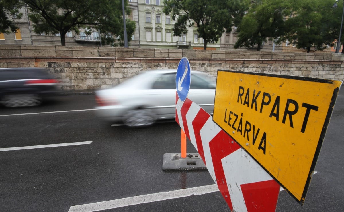 Fotó: több kilométeres dugó a budai alsó rakparton