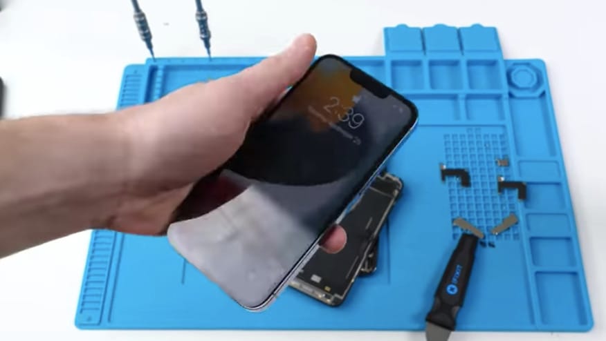Az Apple üzeni: pórul járhat, aki nem hivatalos helyen javíttatja az iPhone 13 kijelzőjét