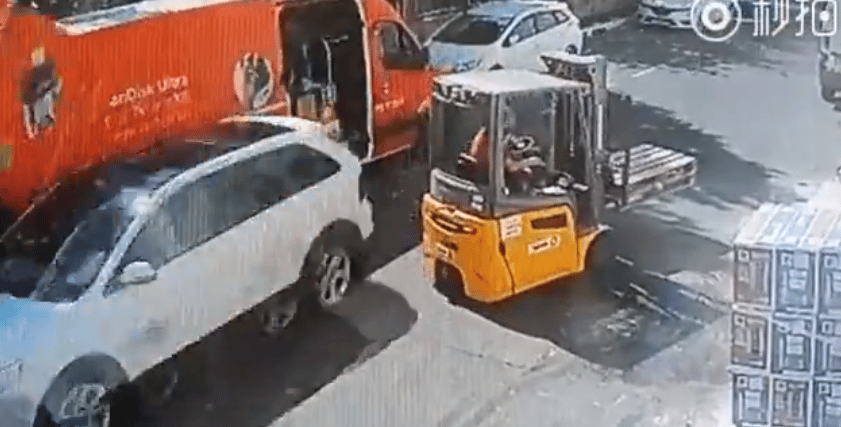 Videó: a targoncás észre sem vette, hogy mögötte 100-zal elzúz egy autó