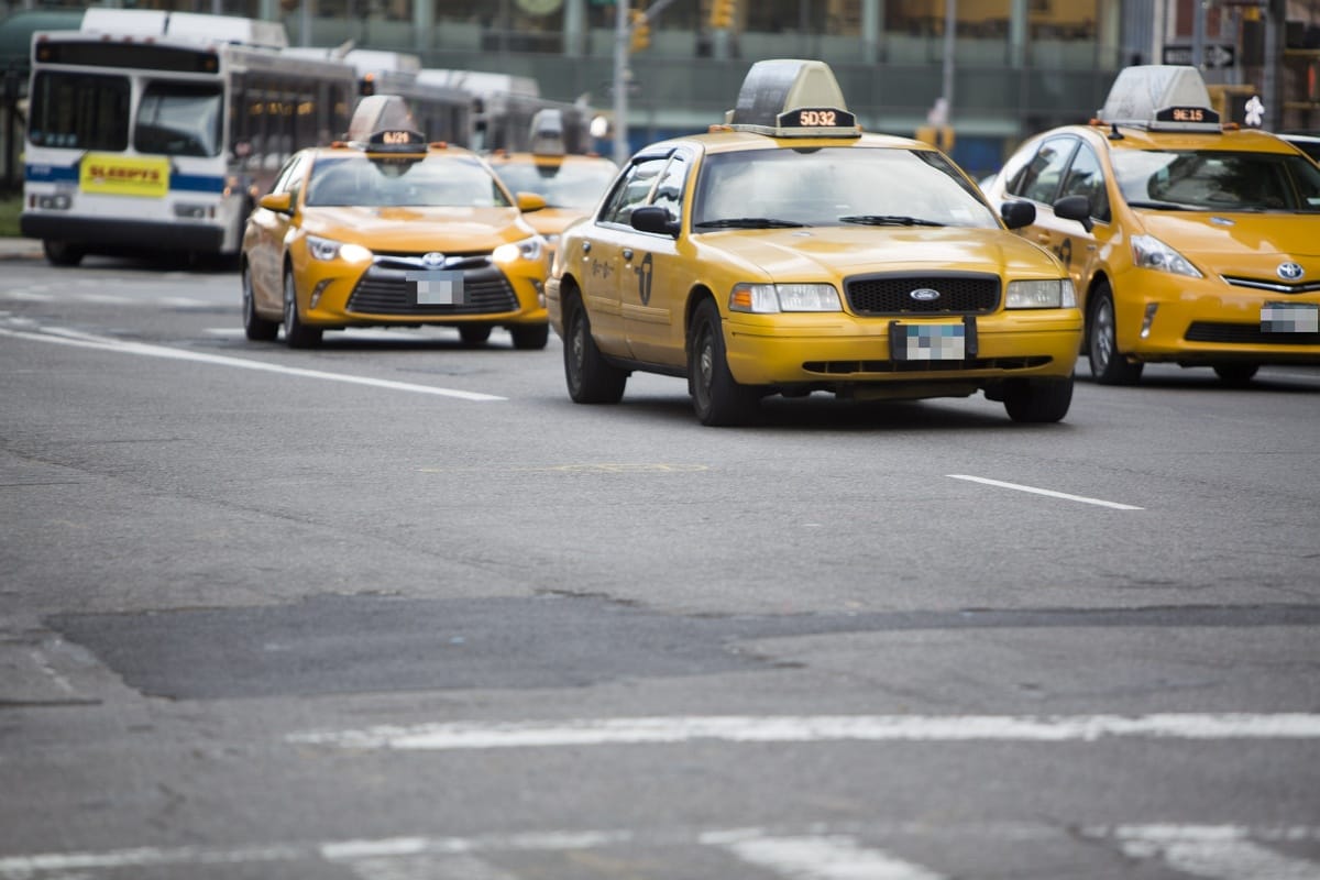 Sírva fakadt a muszlim taxisofőr, mikor végre beültek mellé