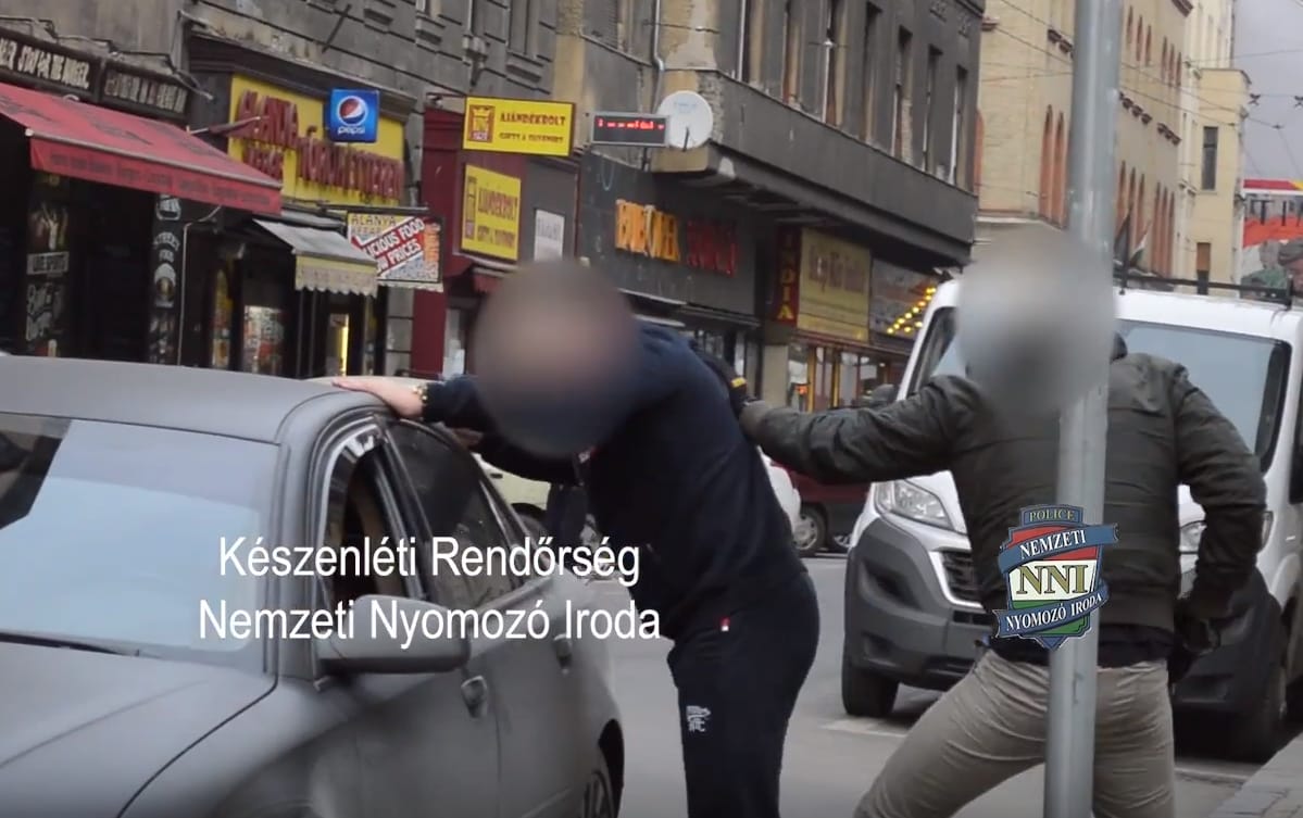 Filmbe illő dílerfogás a Király utcában – videó