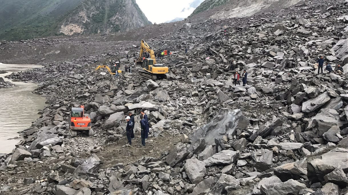 8 millió köbméternyi kőomladék alatt kutatnak túlélők után