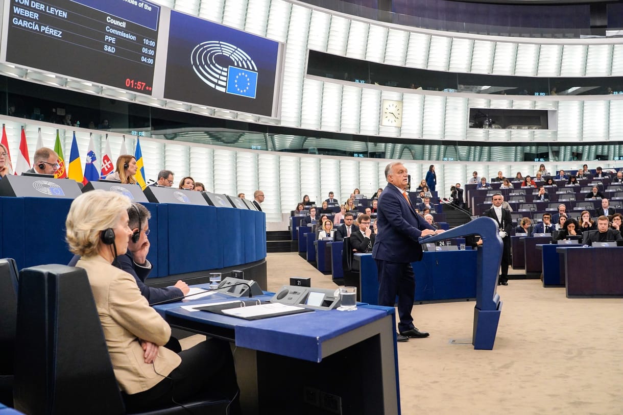 Videón, ahogy Orbán beszéde után a baloldali EP-frakció a Bella Ciaót énekelte felállva Strasbourgban