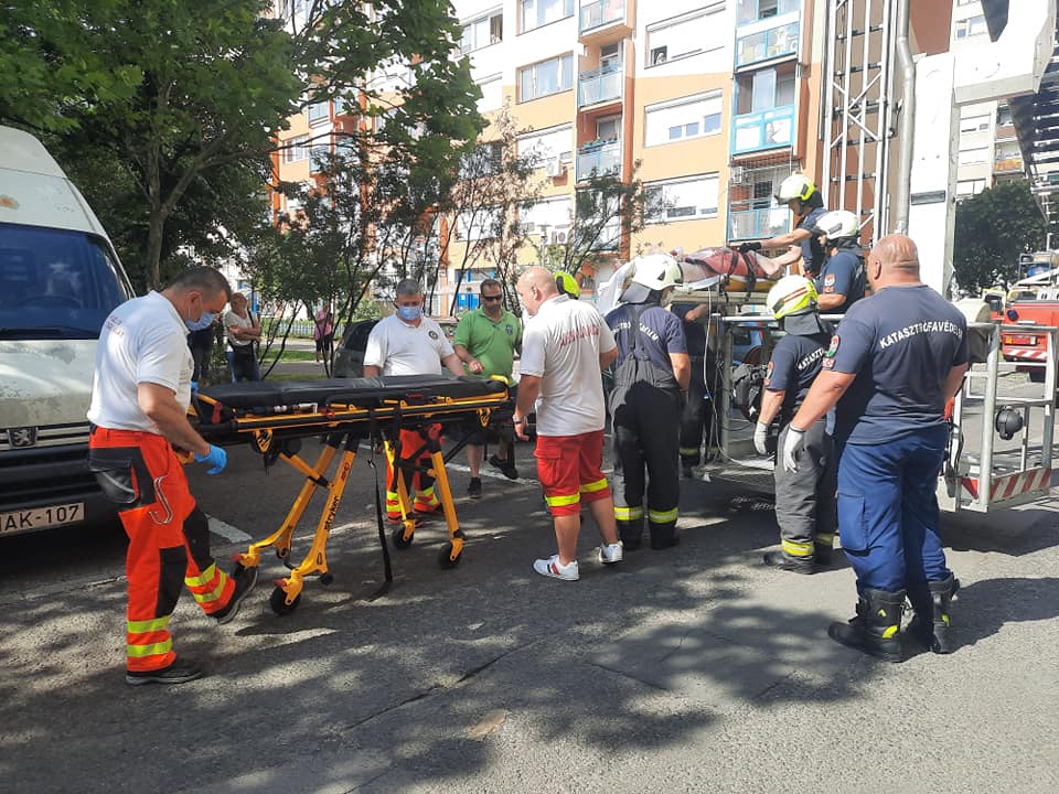 A hetedikről hozták le a tűzoltók az erkélyen át az idős nőt, hogy kórházba vihessék