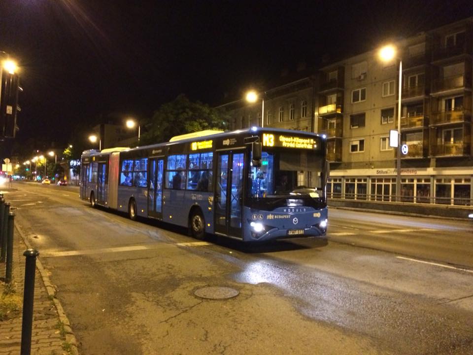 Nézze meg, hogy himbálózik az új magyar csuklós busz az utasokkal – videó