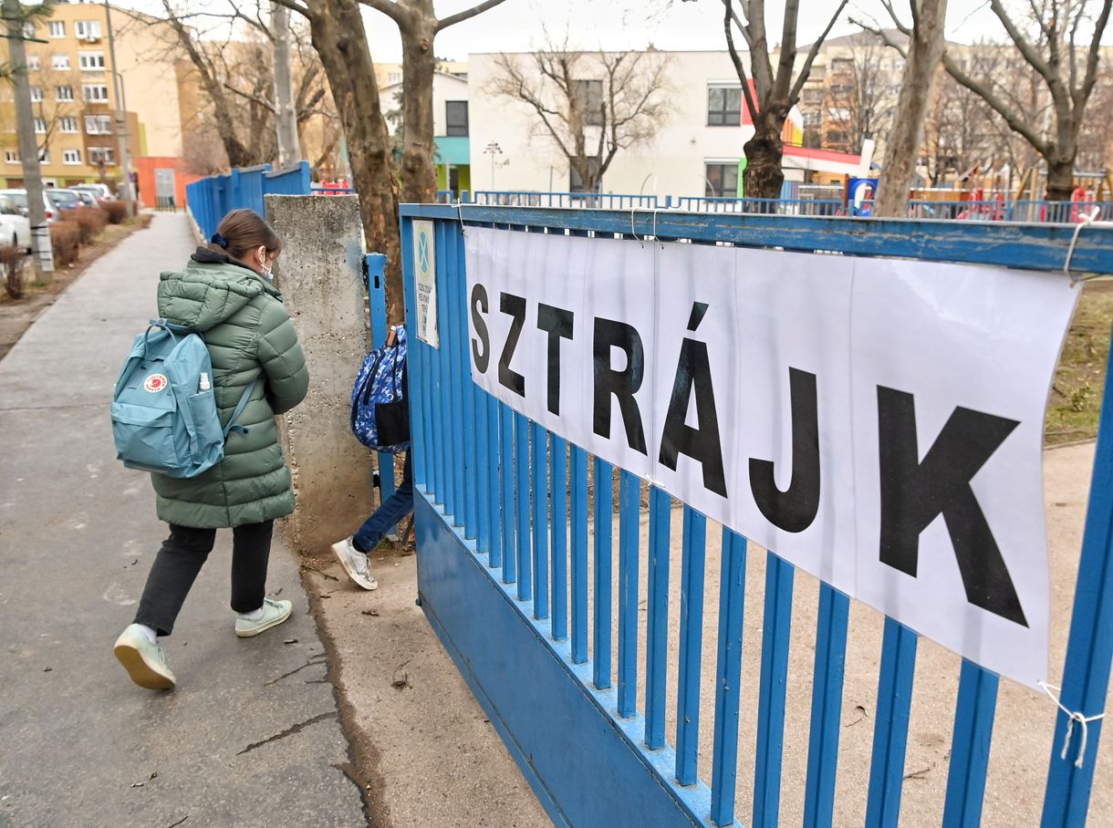 Csak a választás után tárgyalna az Emmi a sztrájkoló tanárokkal