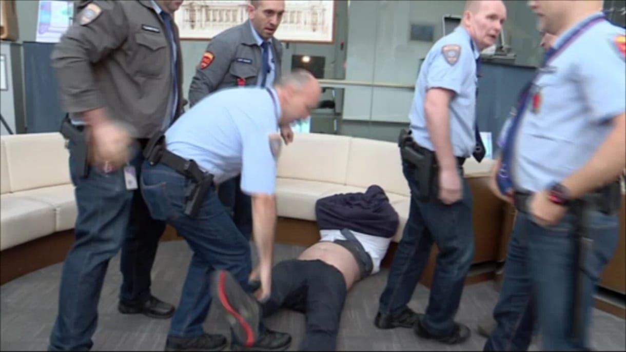 Ki mint véd
