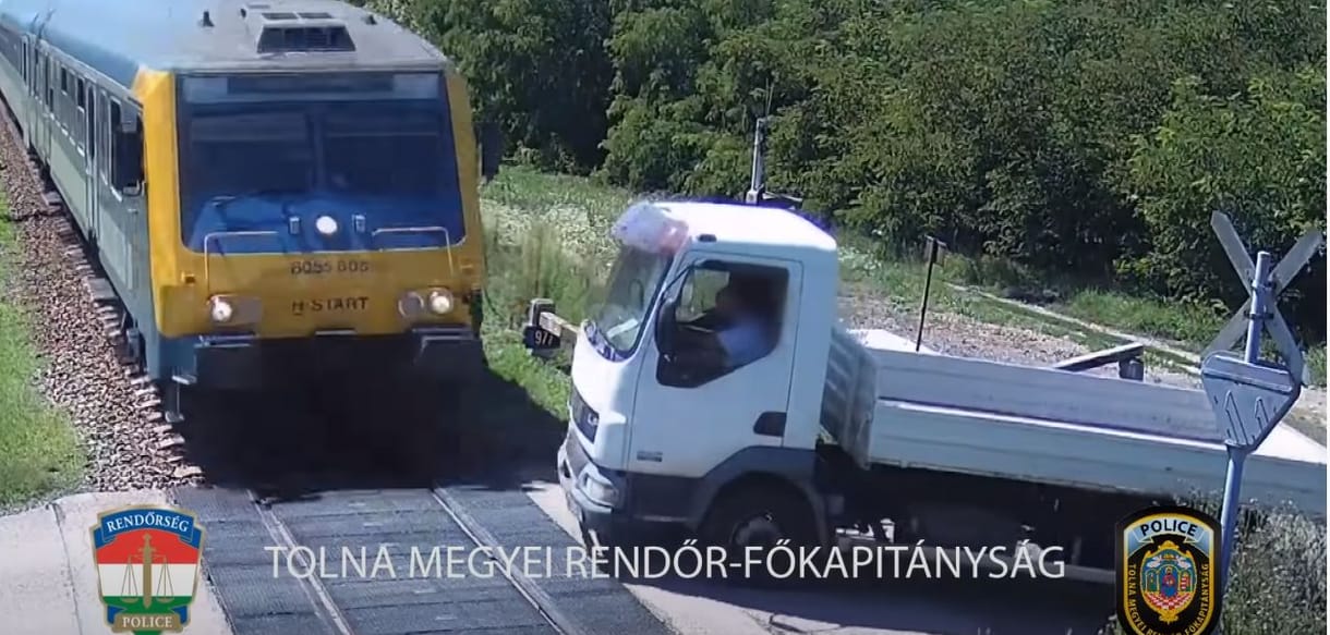 Videó: letarolta egy teherautó elejét a vonat Simontornyánál