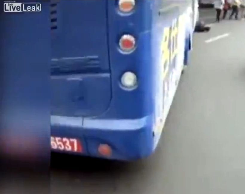 Élve szabadítottak ki egy férfit egy 13 tonnás busz alól