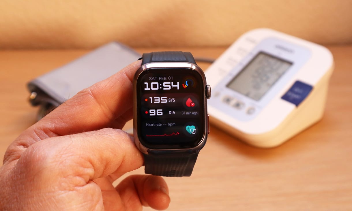 Pumpál, elszorít, életet menthet: teszten a rendes vérnyomásmérős Huawei Watch D2 okosóra