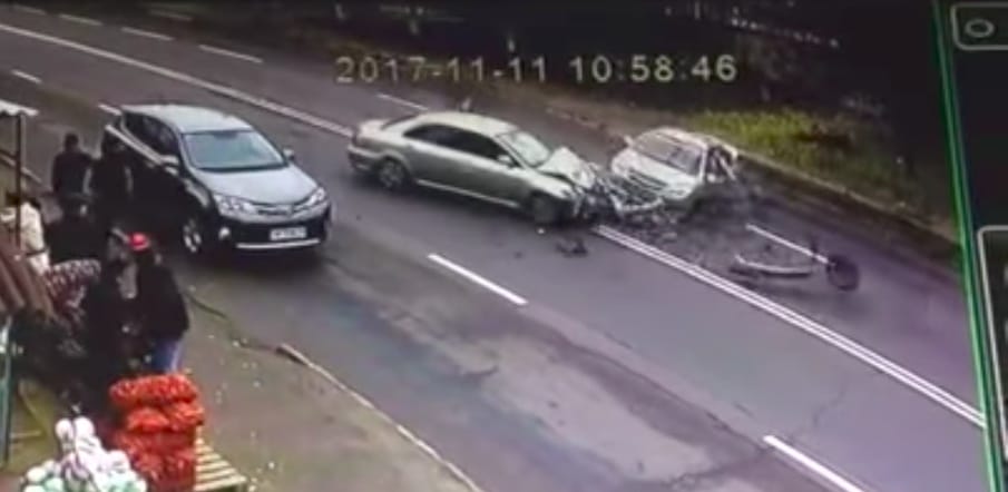 Dupla záróvonalnál akart megfordulni a figyelmetlen sofőr, de a visszapillantóba már nem nézett bele – videó