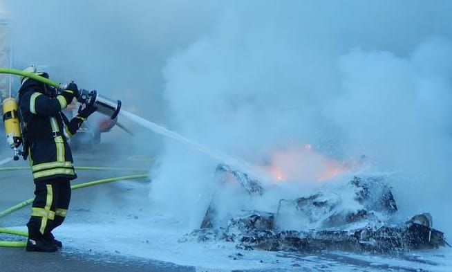 Béke poraira: az autópályán égett ki teljesen egy nagyon ritka Ferrari