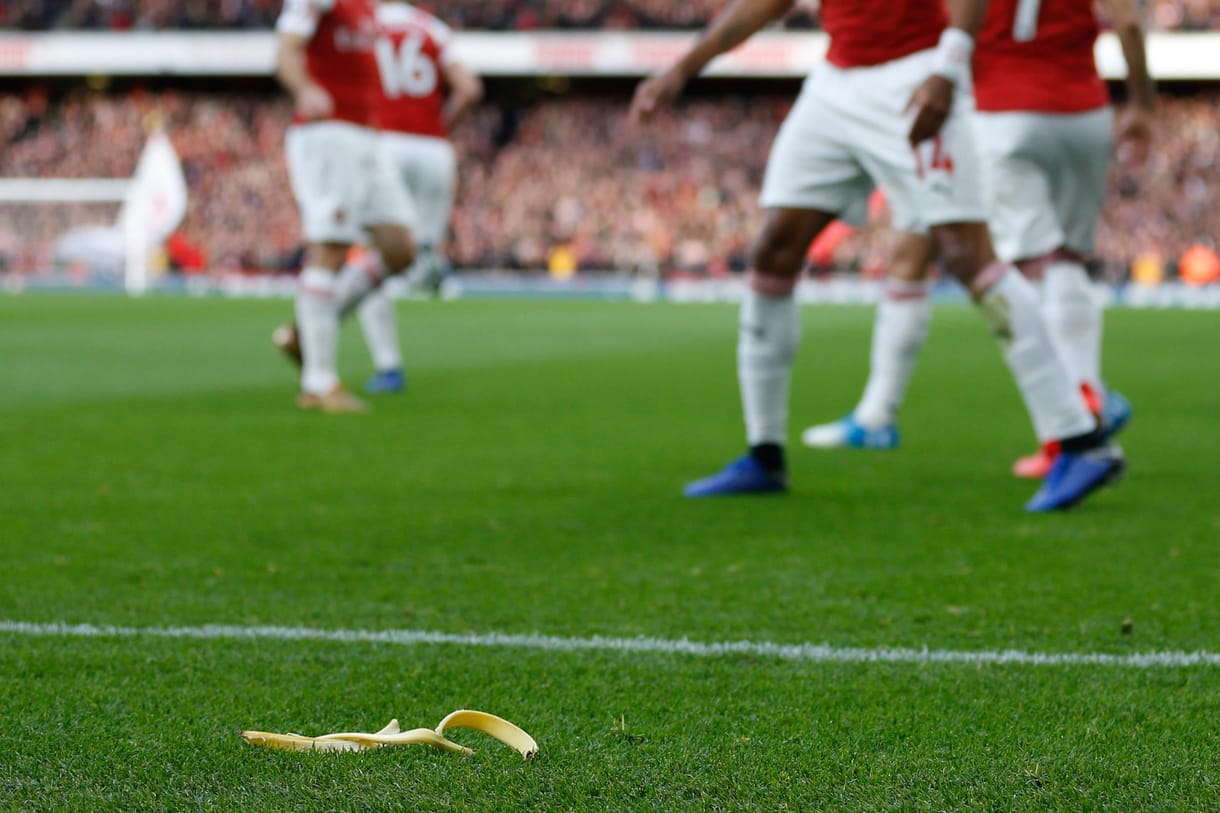 Őrizetbe vették a Tottenham-szurkolót, aki banánhéjjal dobta meg az Arsenal gaboni támadóját