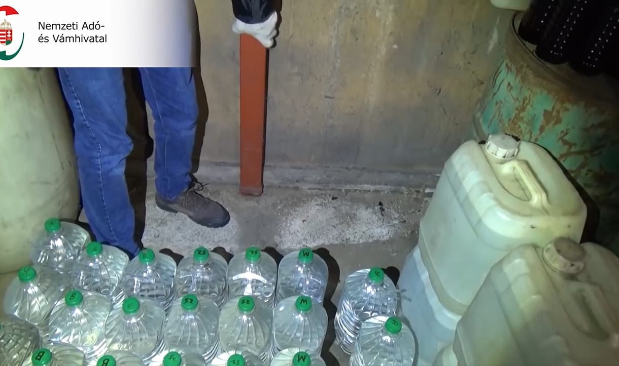 Több mint 25 ezer liter ismeretlen eredetű szesz került elő egy kutyapanzióval együtt működő főzdéből – videó