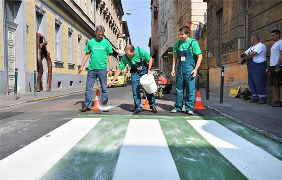 Zöld-fehérre festik a zebrákat a Ferencvárosban 