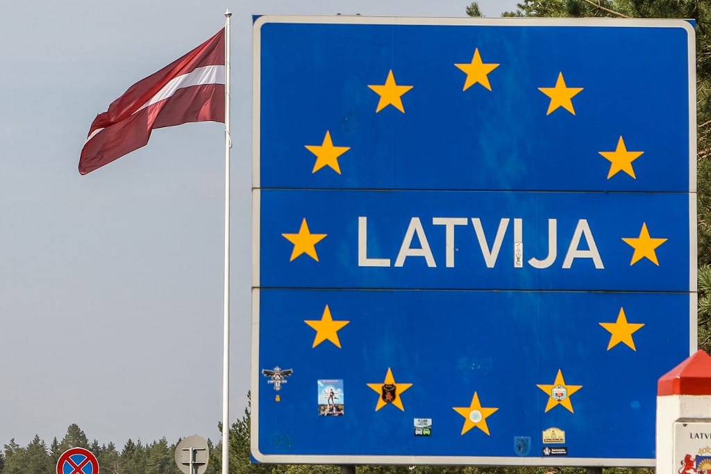Határkerítést épít Lettország a Fehéroroszországból átterelt bevándorolók miatt