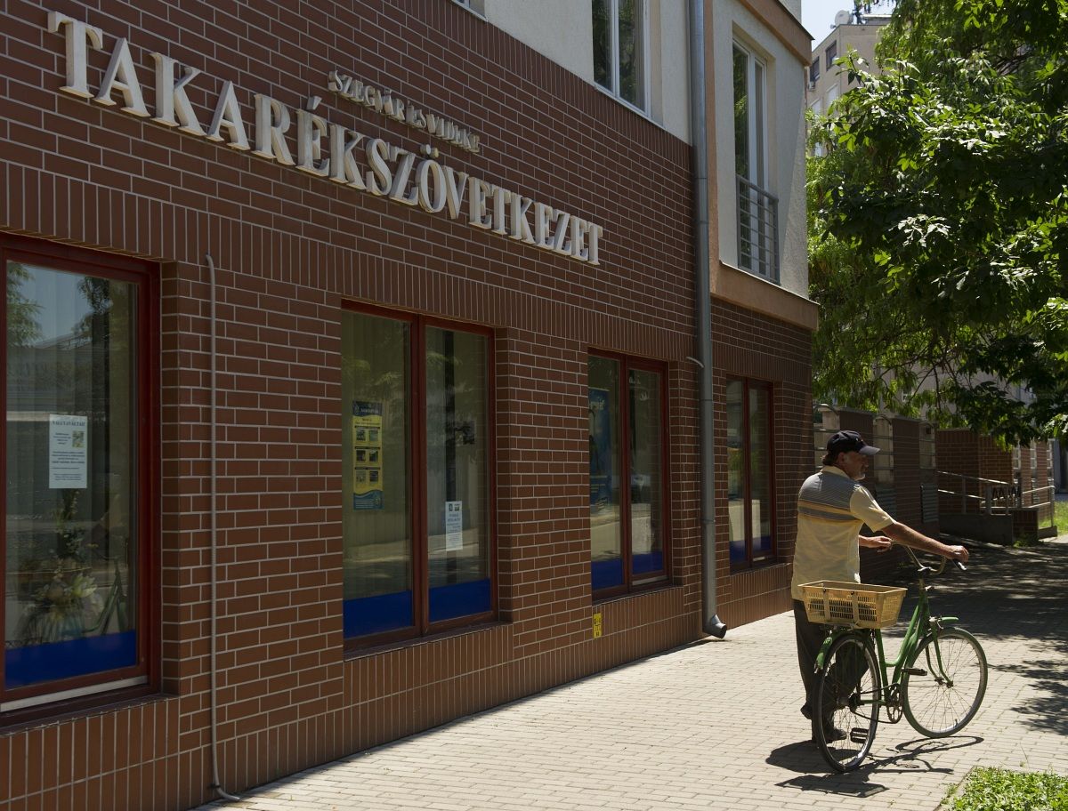 A kormány takarékoskodik
