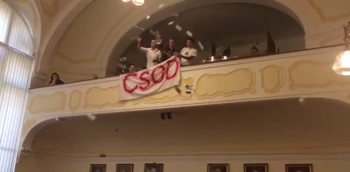 Politikai megrendelések miatt sodródhatott Pécs csődközelbe?