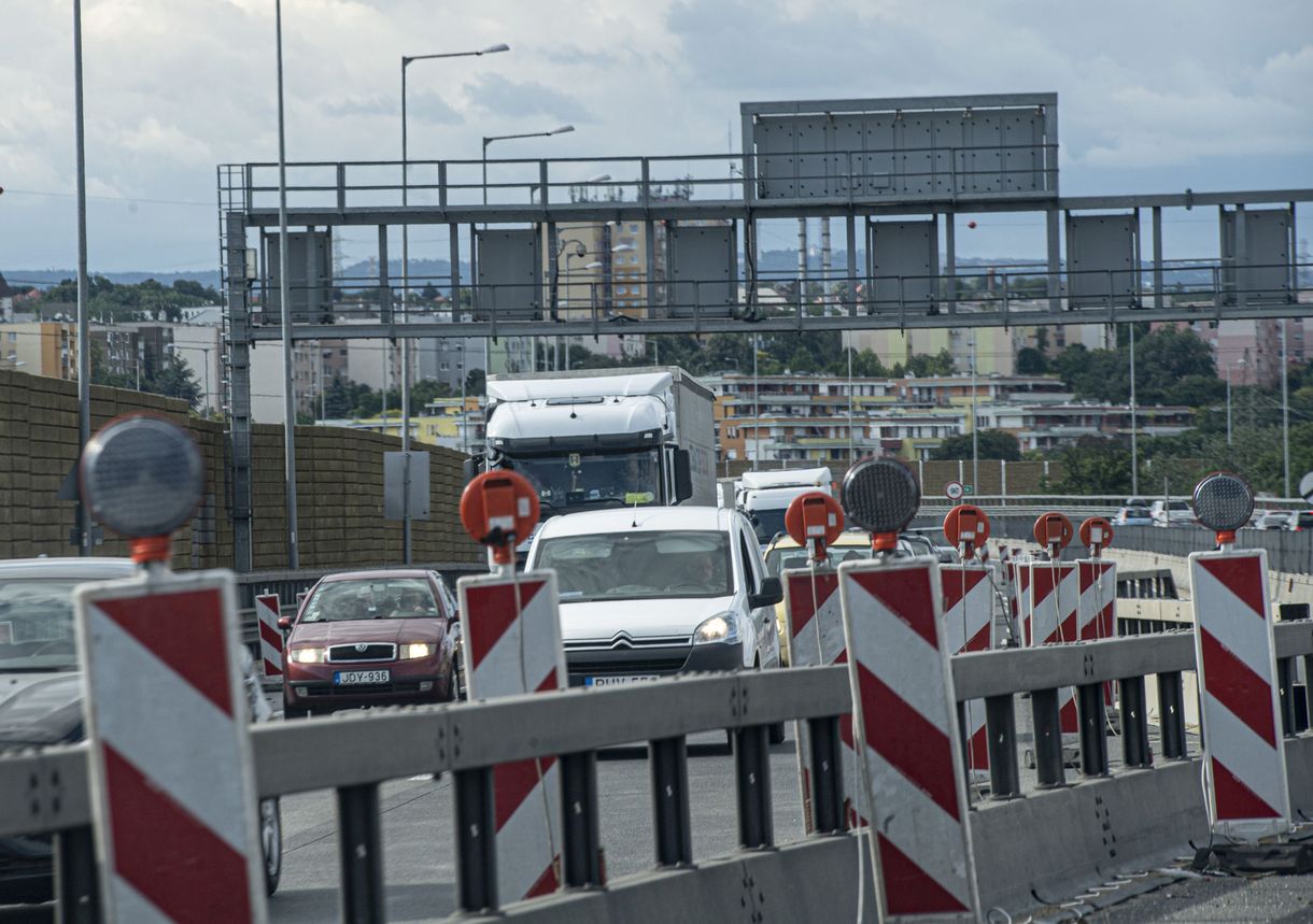 Húsz kilométeres a torlódás az M1-esen