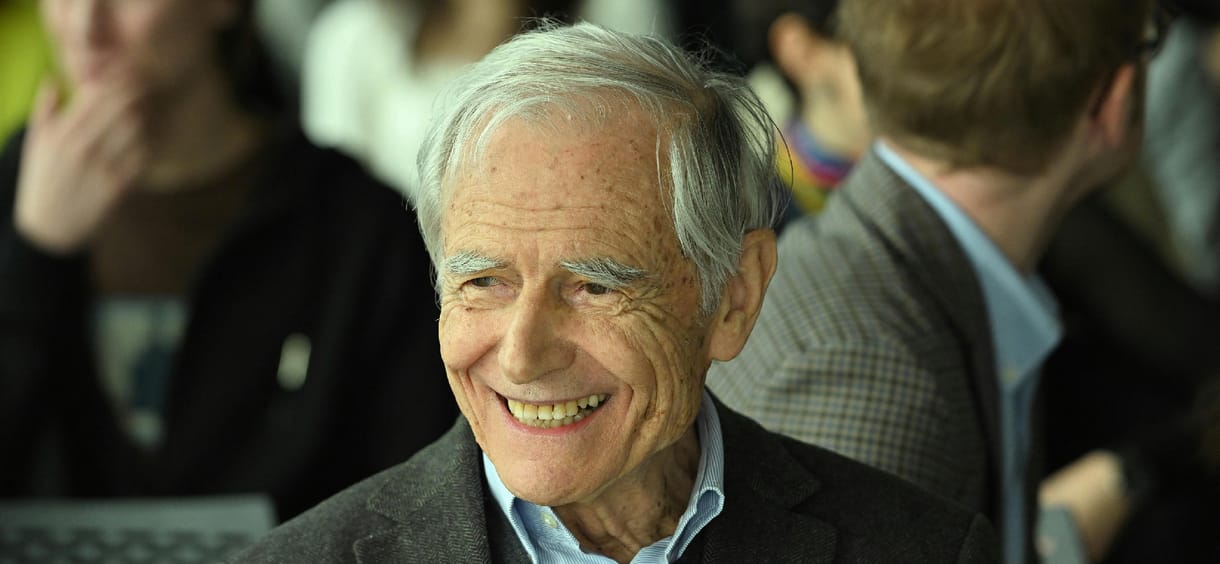 „Továbbtanulásra alkalmatlan” – így kezdődött  a mai benzinkútoszlopok hírneves tervezőjének karrierje