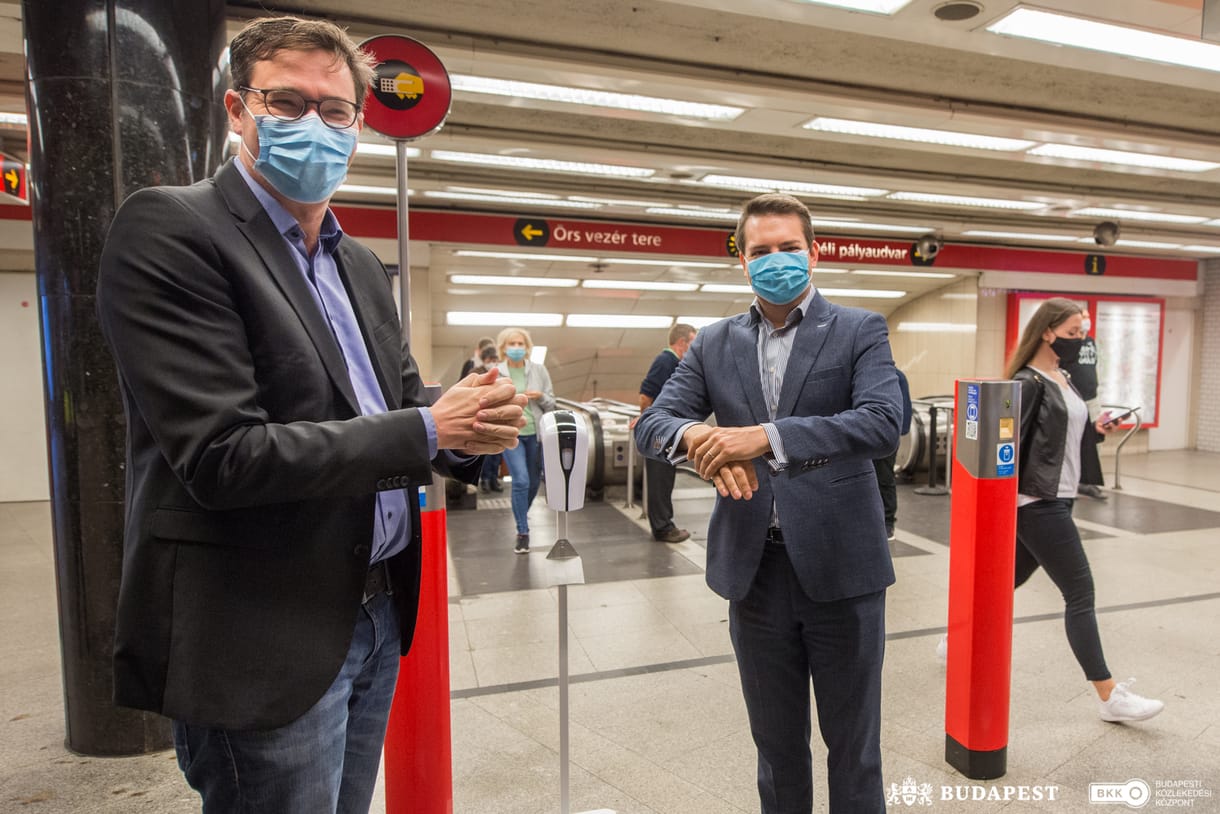 Tizenhárom metróállomásra kerültek ingyenes kézfertőtlenítők