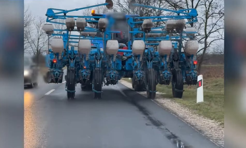 Az út menti oszlopok bánták, hogy nem fért el egy vetőgép Bábolnánál – videó