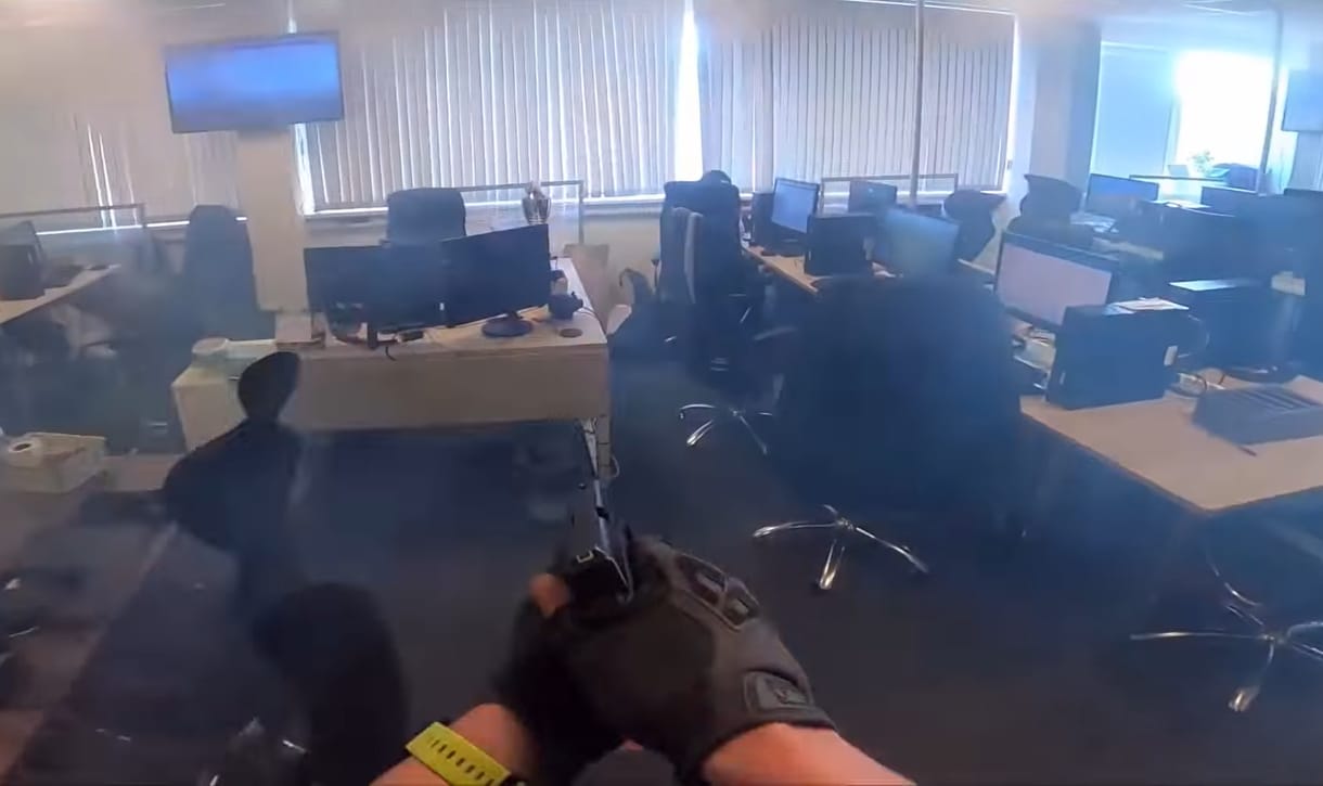 Videó: Így ütöttek rajta a hatóságok a csaló call centeren