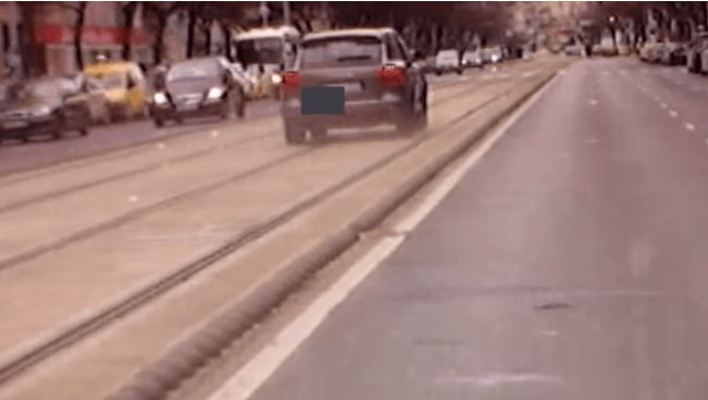 Nem volt elég üres a Nagykörút a Porschénak, inkább a villamossínen megy – videó