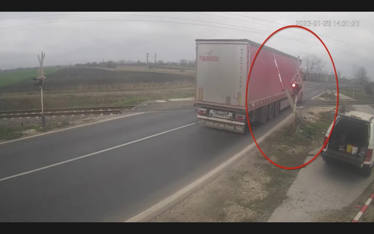 Látványos videóval mutatta meg a MÁV, hogy törik a sorompókat a kamionosok