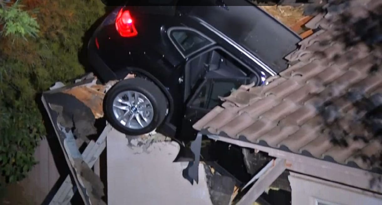 Garázstetőt szakított át egy X3-as BMW – videó