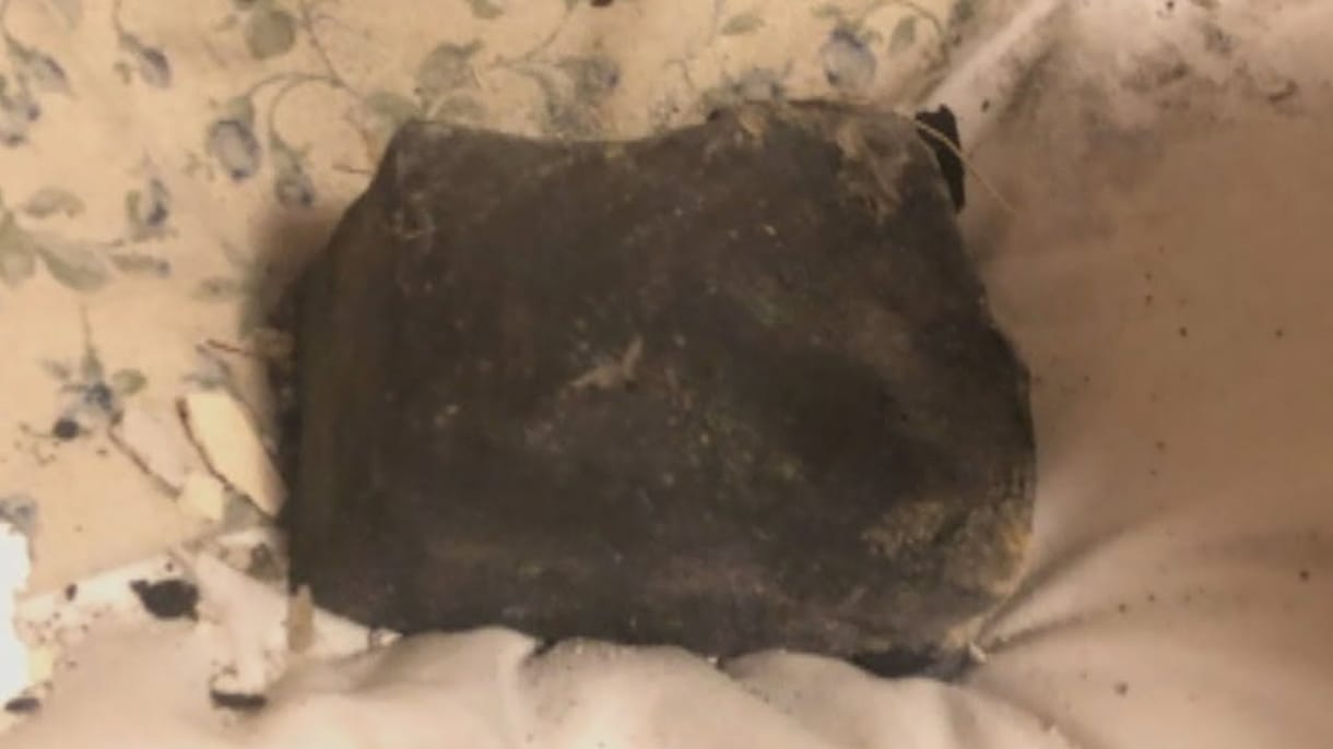 A kanadai nő békésen aludt, amikor egy meteorit átszakította felette a plafont