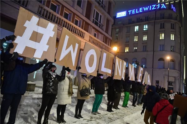 Lengyelországban így szalámizzák le a független médiumokat 