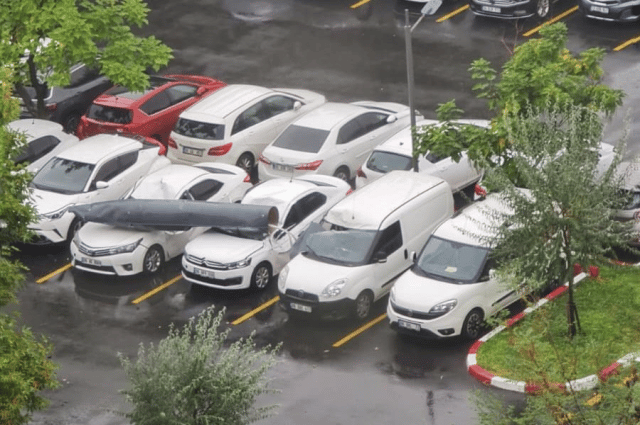 Videó: Parkoló autókra zuhant egy török vadászgép külső üzemanyagtartálya